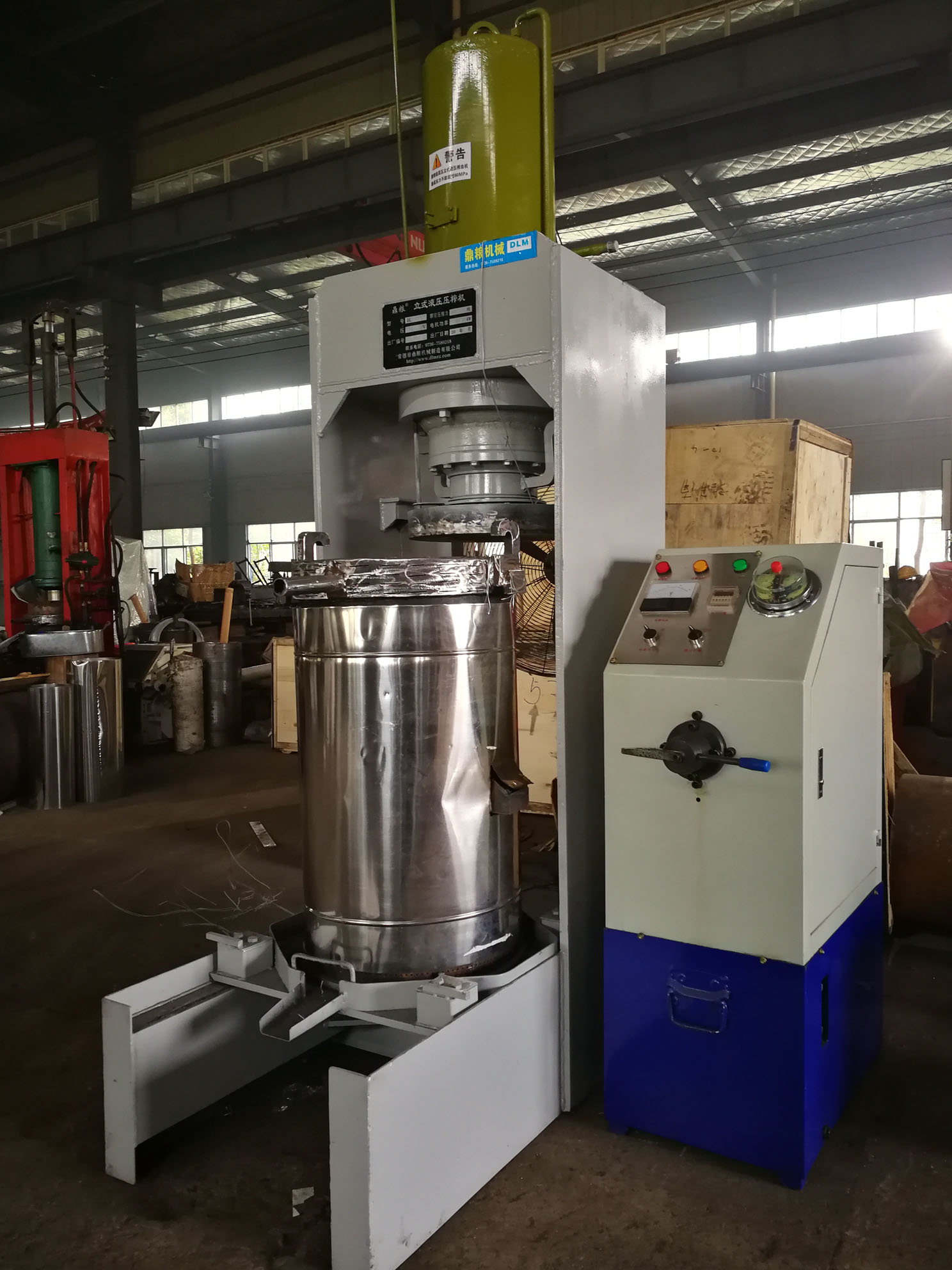 不銹鋼超高壓立式液壓壓榨機(jī)，果汁壓榨機(jī)，果渣壓榨機(jī)，藥材壓榨，油渣處理，白土壓榨